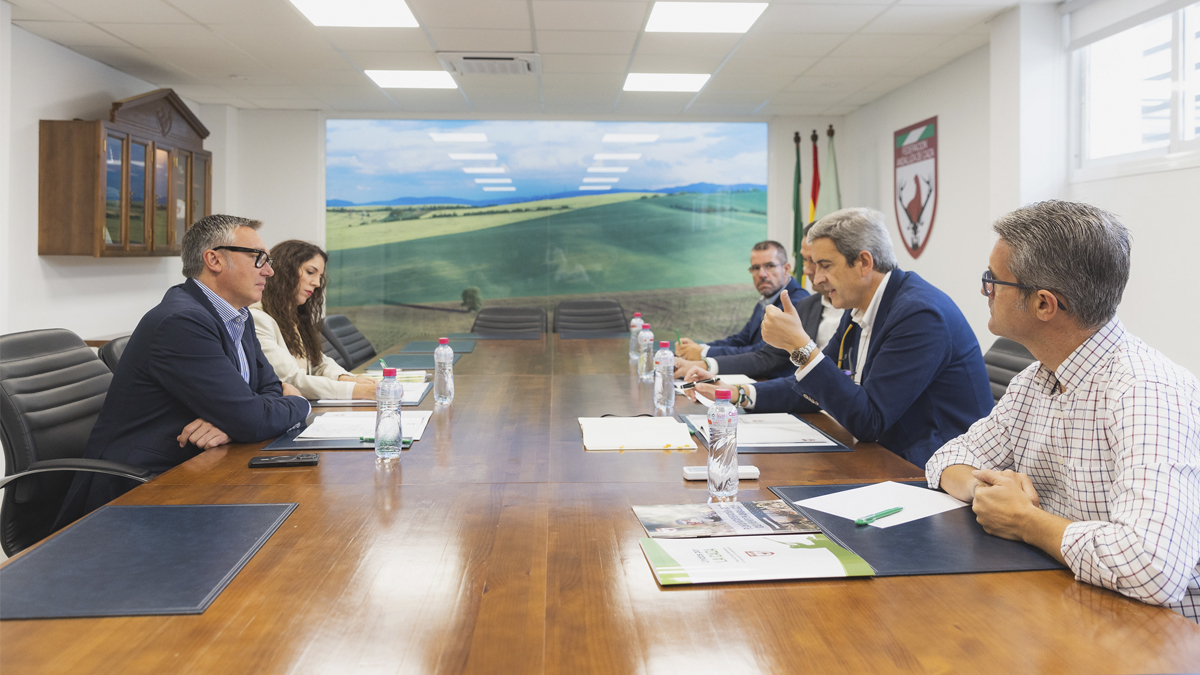 Manuel Gavira, portavoz del Grupo Parlamentario VOX en el Parlamento de Andalucía, durante su reunión con la Federación Andaluza de Caza