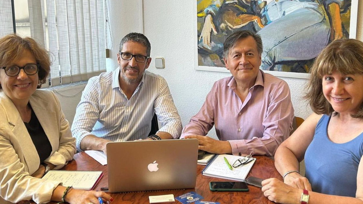 El concejal de VOX, Daniel Martín, junto a la coordinadora de Cultura, Magda Gómez y representantes de AC Héroes de Cavite.