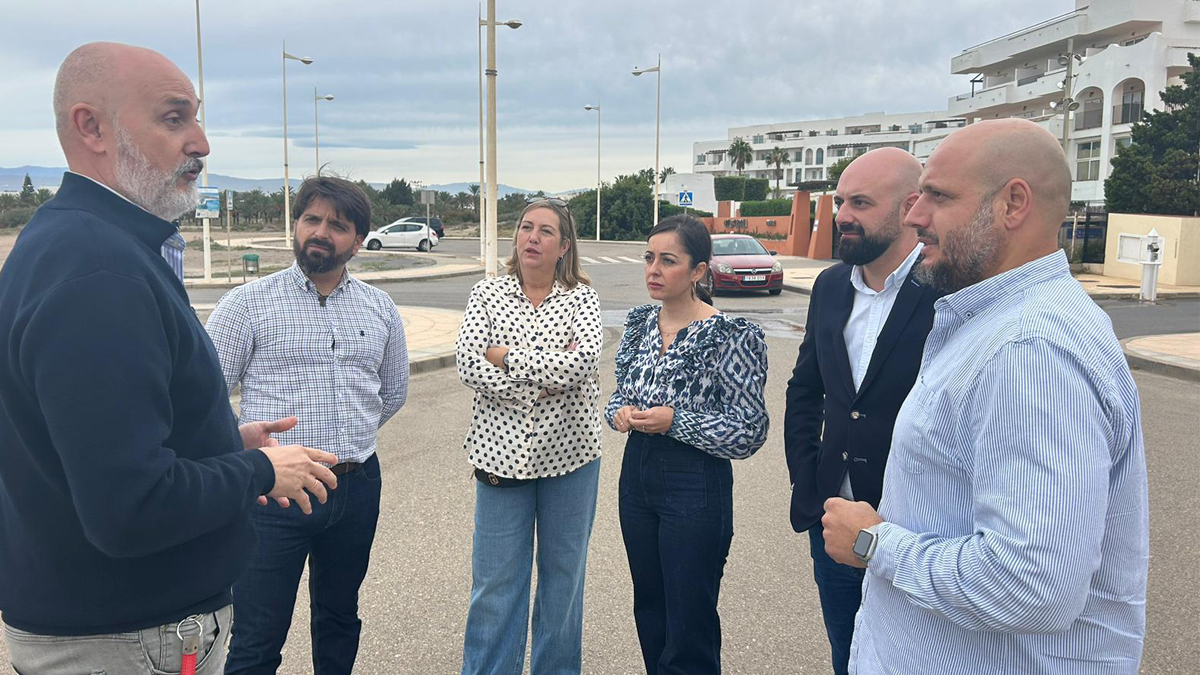 Rodrigo Alonso, portavoz adjunto de VOX en el Parlamento de Andalucía, durante su visita al Hotel El Toyo por inmigrantes ilegales