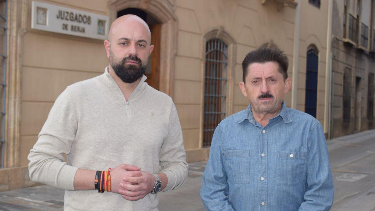 Juan Jose Bosquet, diputado del Grupo Parlamentario VOX en el Parlamento de Andalucia por Almeria, junto al portavoz de VOX en Berja.