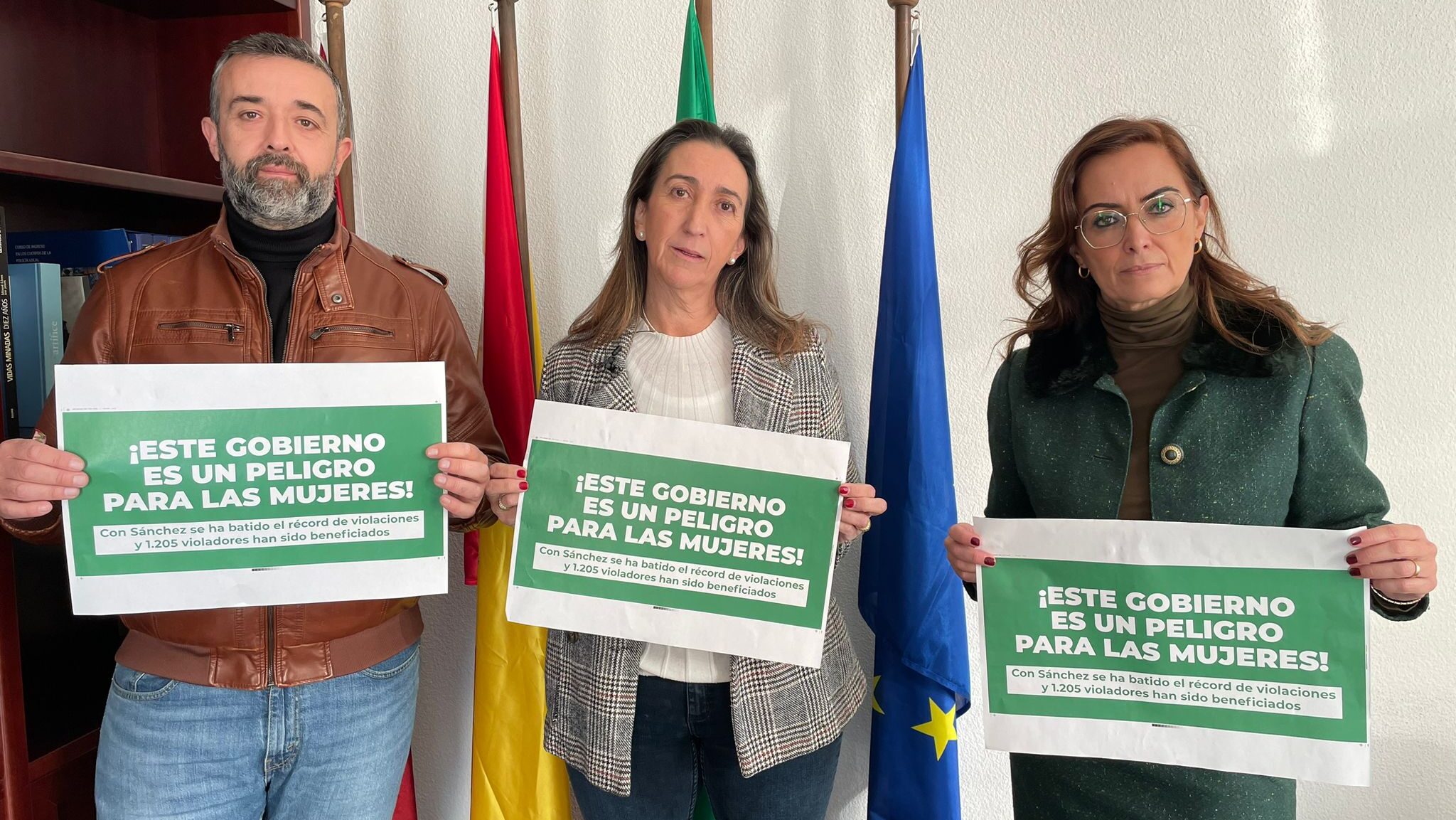 Paula Badanelli, portavoz VOX Córdoba capital junto a los concejales, Rafa Saco y Yolanda Almagro.