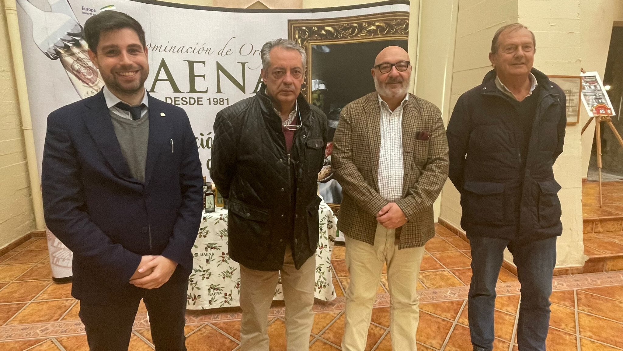 Alejandro Hernández en la D.O Baena junto a los concejales.