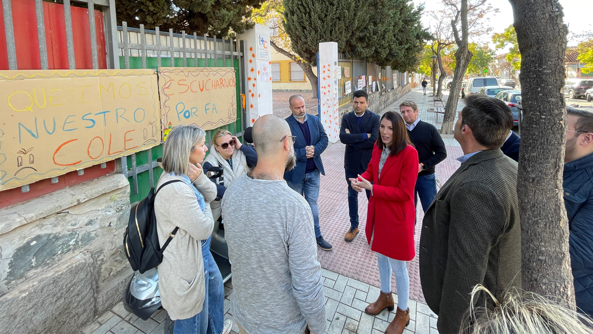 Purificacion Fernandez, diputada del Grupo Parlamentario VOX en el Parlamento de Andalucia por Malaga, con padres del CEIP Domingo Alonso