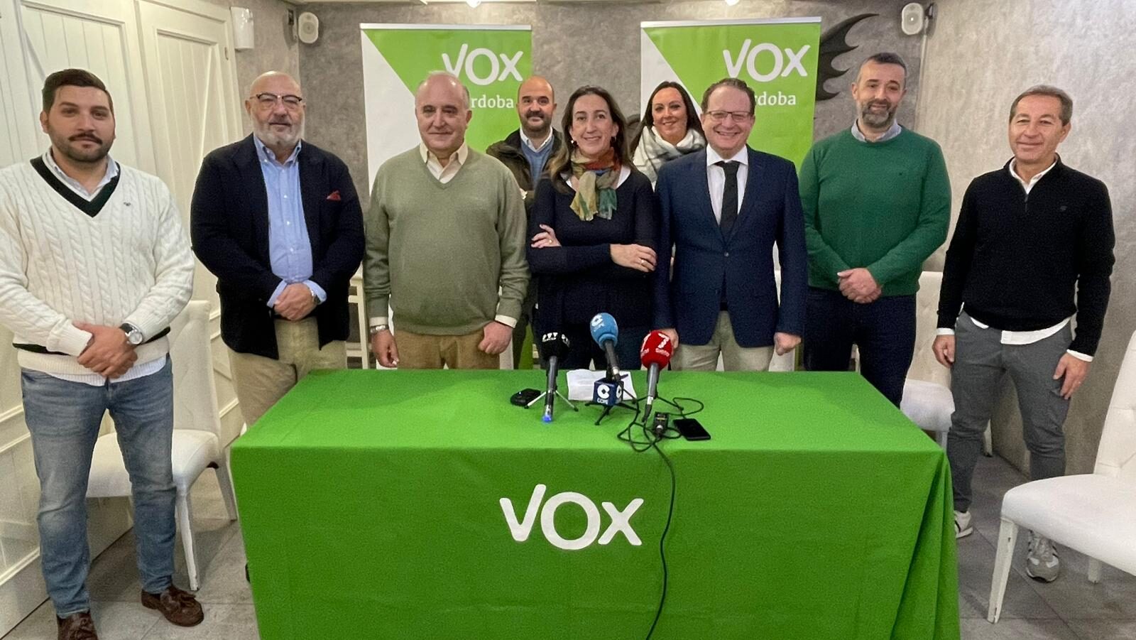 La presidente de VOX, Paula Badanelli, junto al CEP y cargos electos.