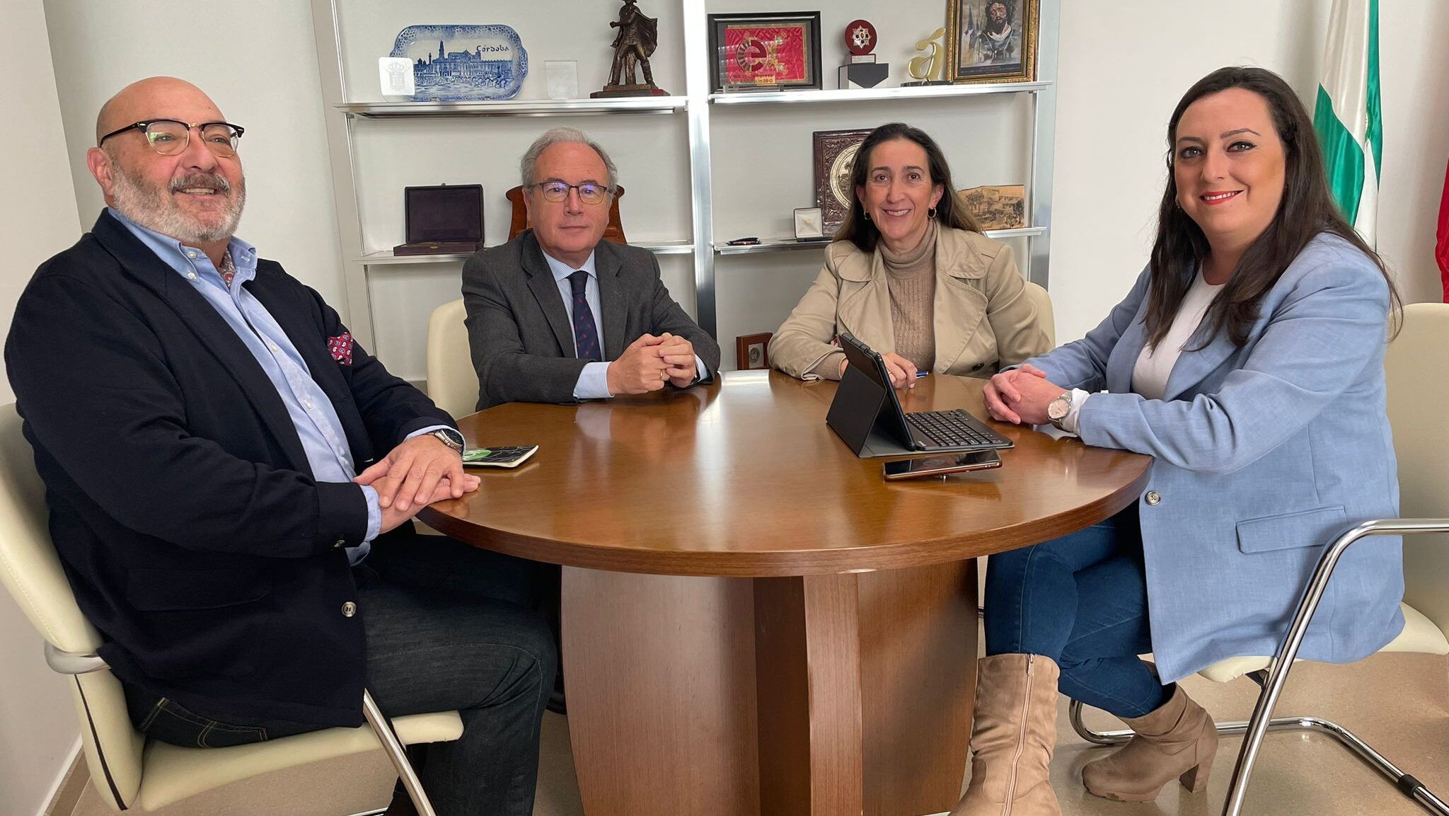 Alejandro Hernández VOX Andalucía; Paula Badanelli, portavoz VOX, Marta León, responsable RR.II junto a Antonio Díaz CECO.