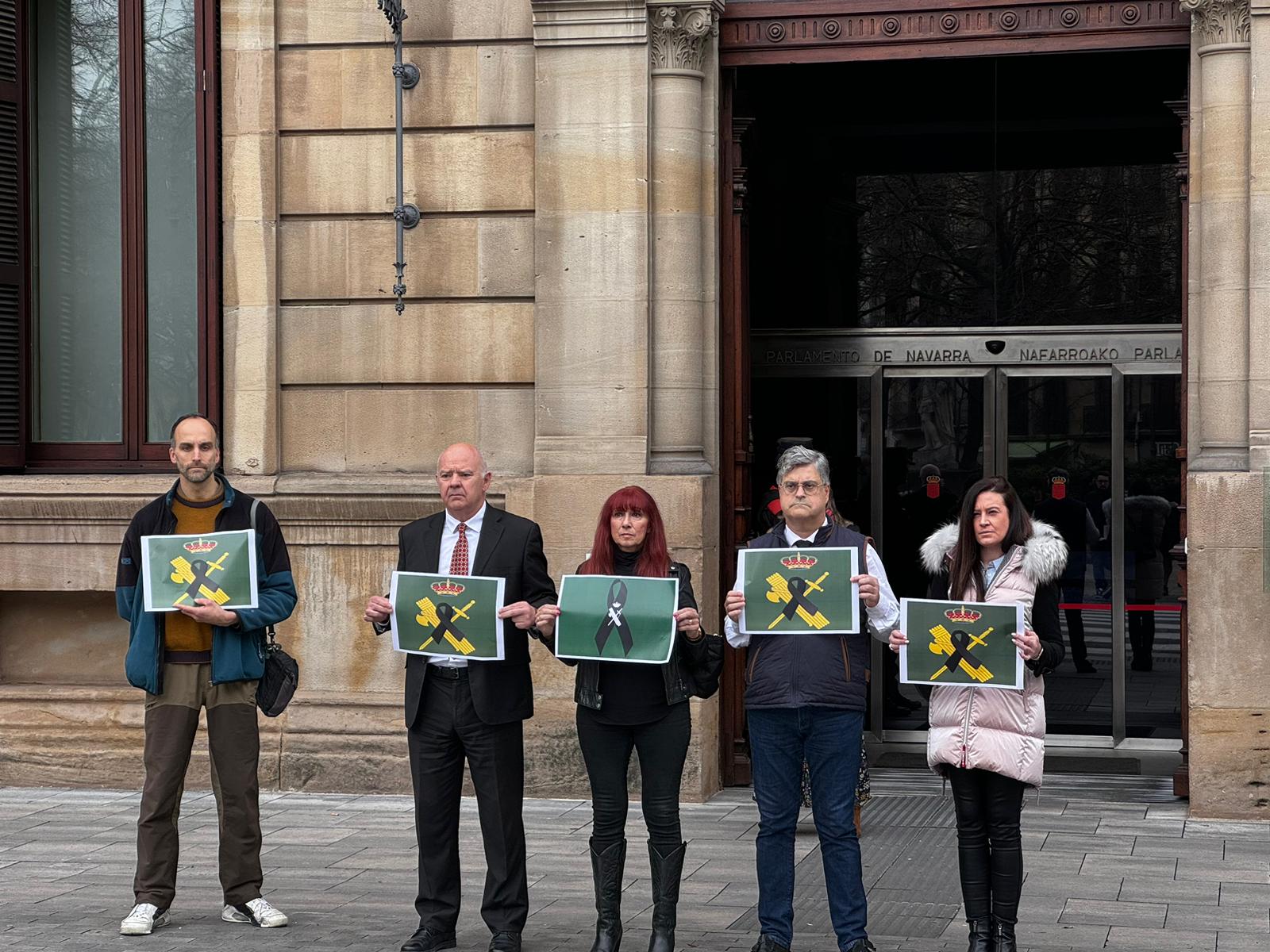 VOX guarda un minuto de silencio por los guardias civiles frente al Parlamento de Navarra