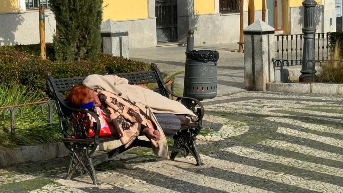 Un "sintecho" en una plaza de Badajoz