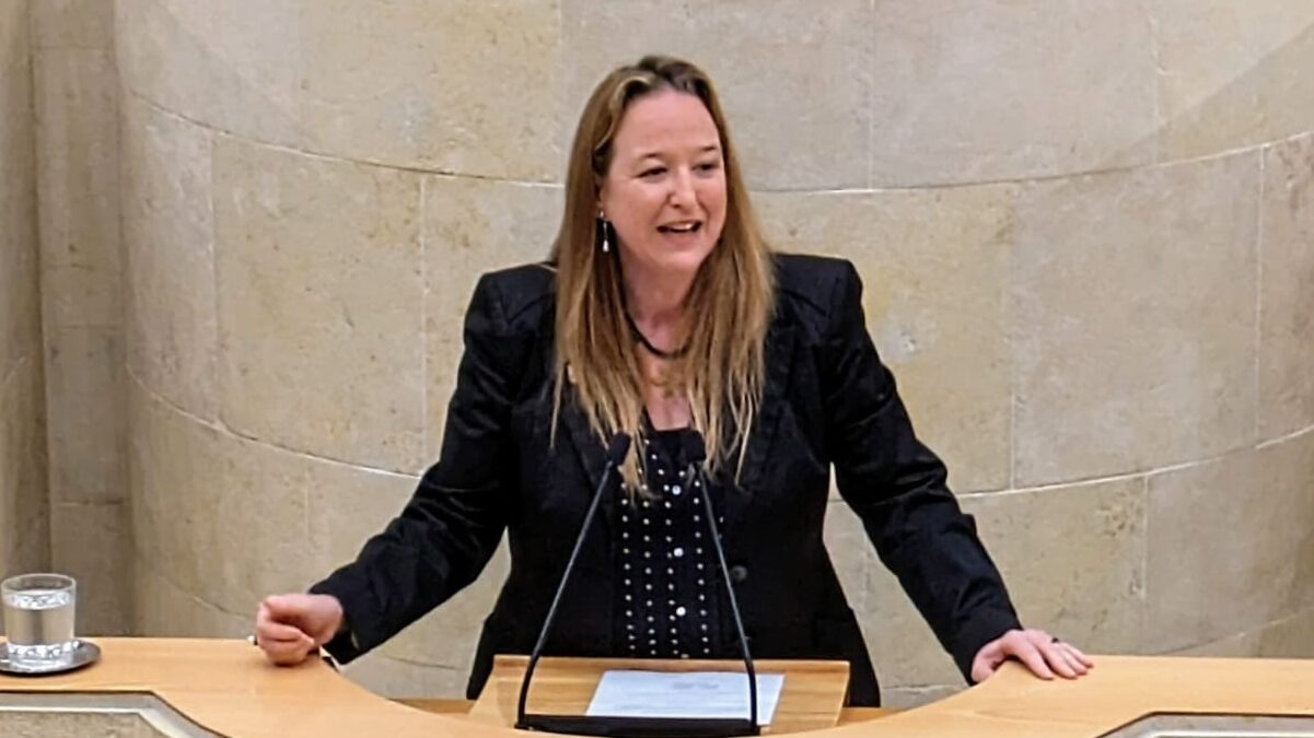 Leticia Díaz en la tribuna del Parlamento de Cantabria