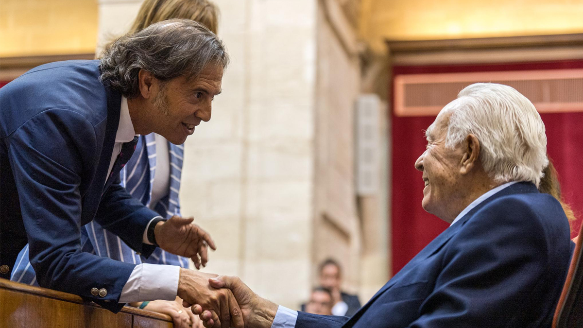 Benito Morillo saludando al maestro Curro Romero en el Parlamento de Andalucia