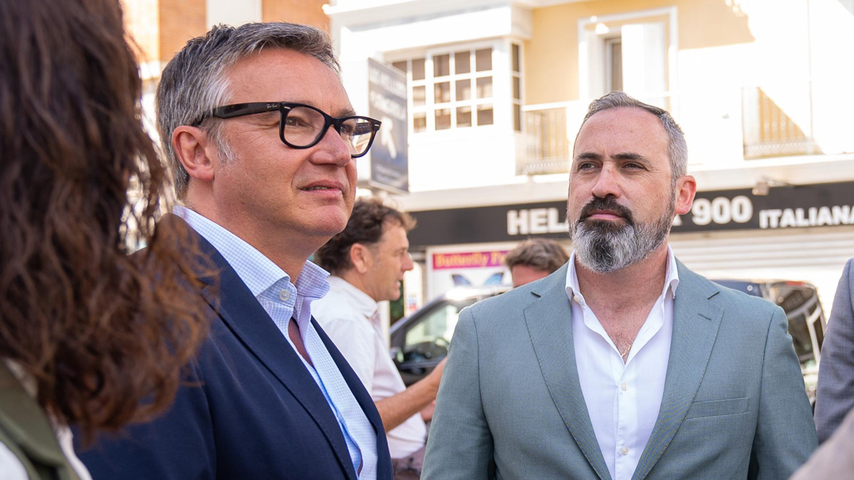 Antonio Luna junto al portavoz del Grupo Parlamentario VOX en el Parlamento de Andalucía, Manuel Gavira