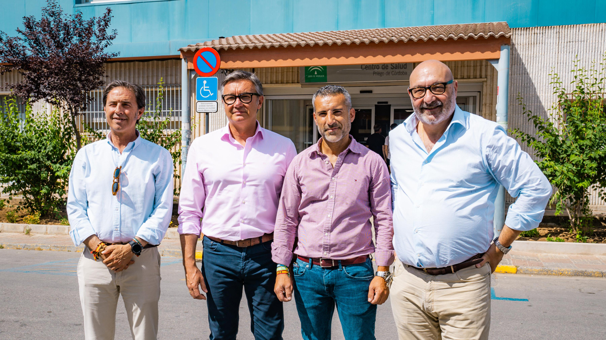 Manuel Gavira y Alejandro Hernandez, entre otros, frente al Centro de Salud de Priego de Córdoba