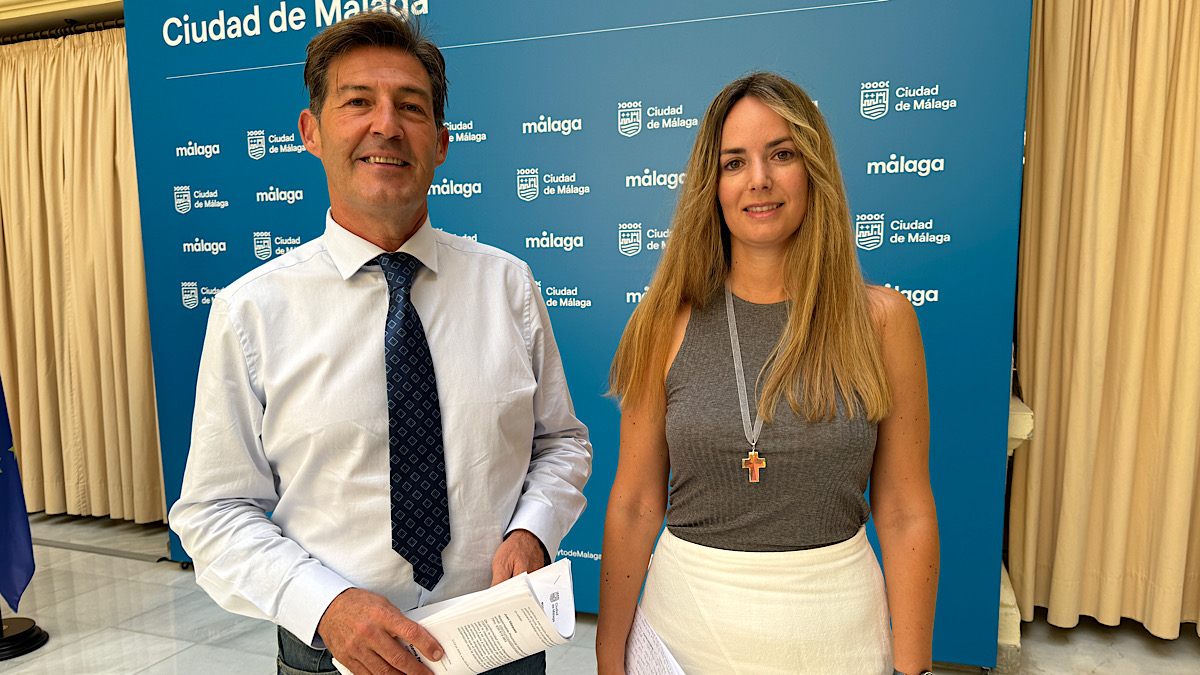Antonio Alcázar y Yolanda Gómez antes de la rueda de prensa previa al Pleno
