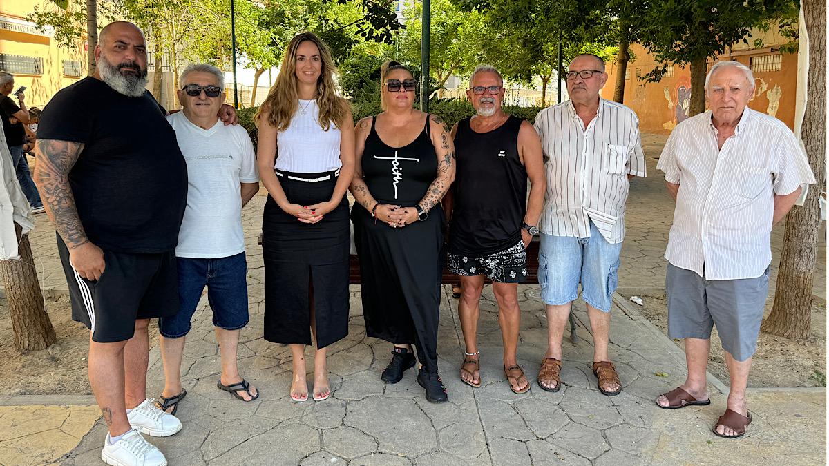 Yolanda Gómez junto a los vecinos de la barriada Ardira