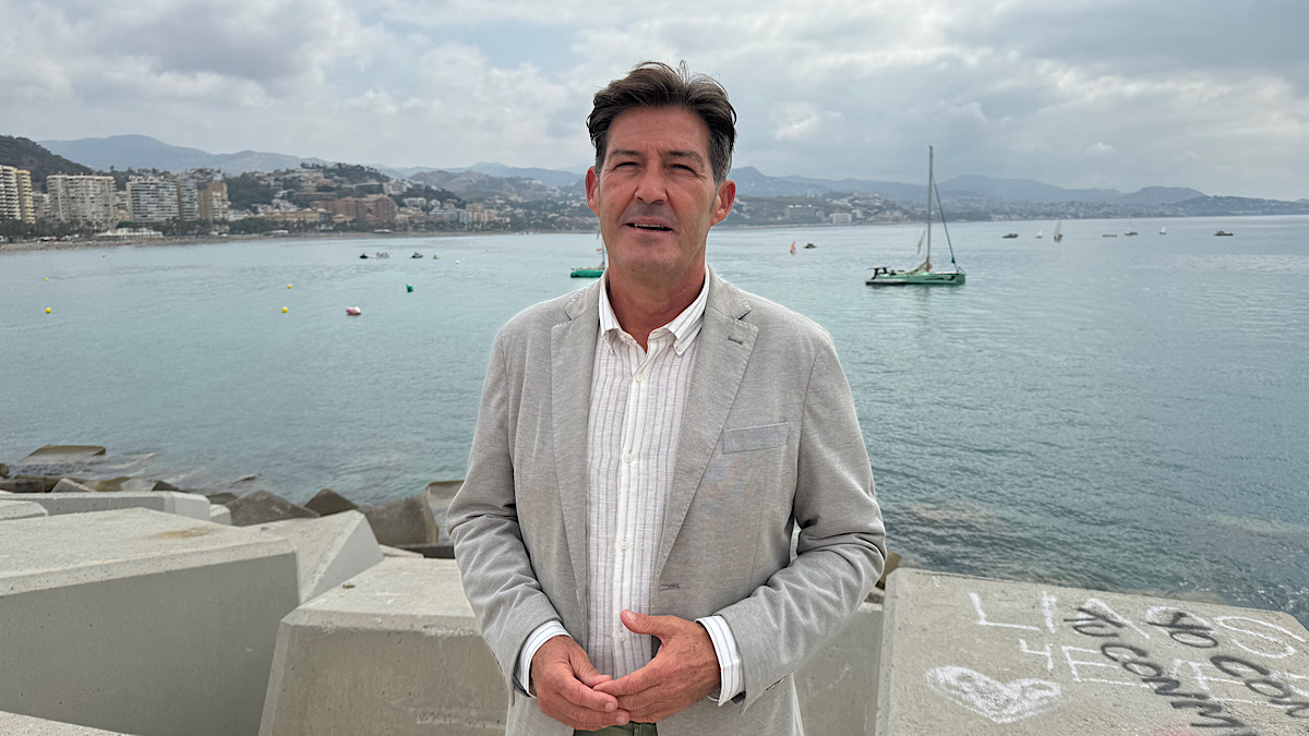 El portavoz del GM VOX Málaga, Antonio Alcázar, frente a la bahía de Málaga