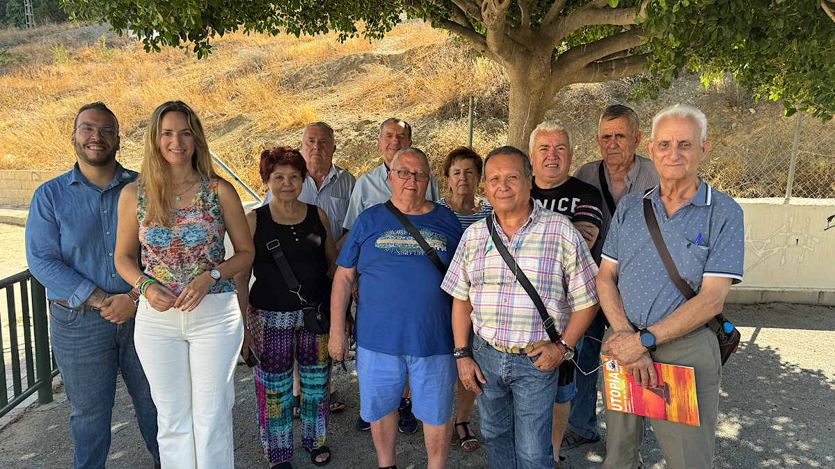 Yolanda Gómez con los mayores de Huertecilla de Mañas