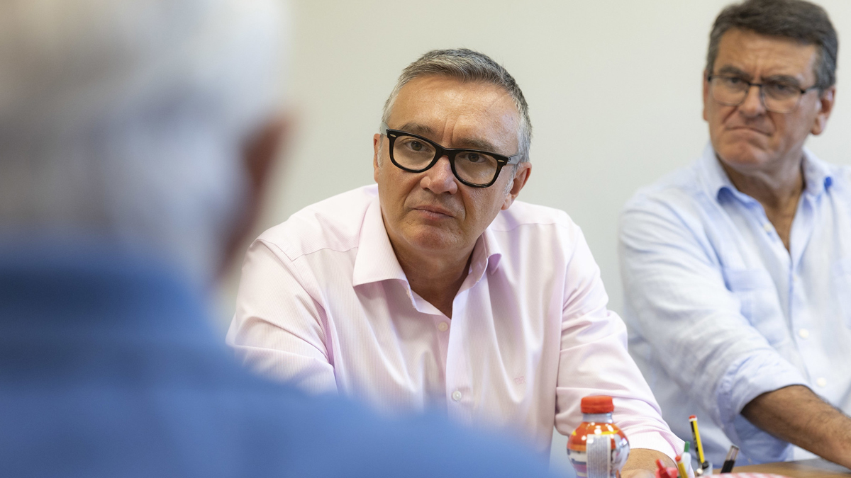 Manuel Gavira, portavoz del Grupo Parlamentario VOX en el Parlamento de Andalucia, junao al parlamentario andaluz Rafael Segovia