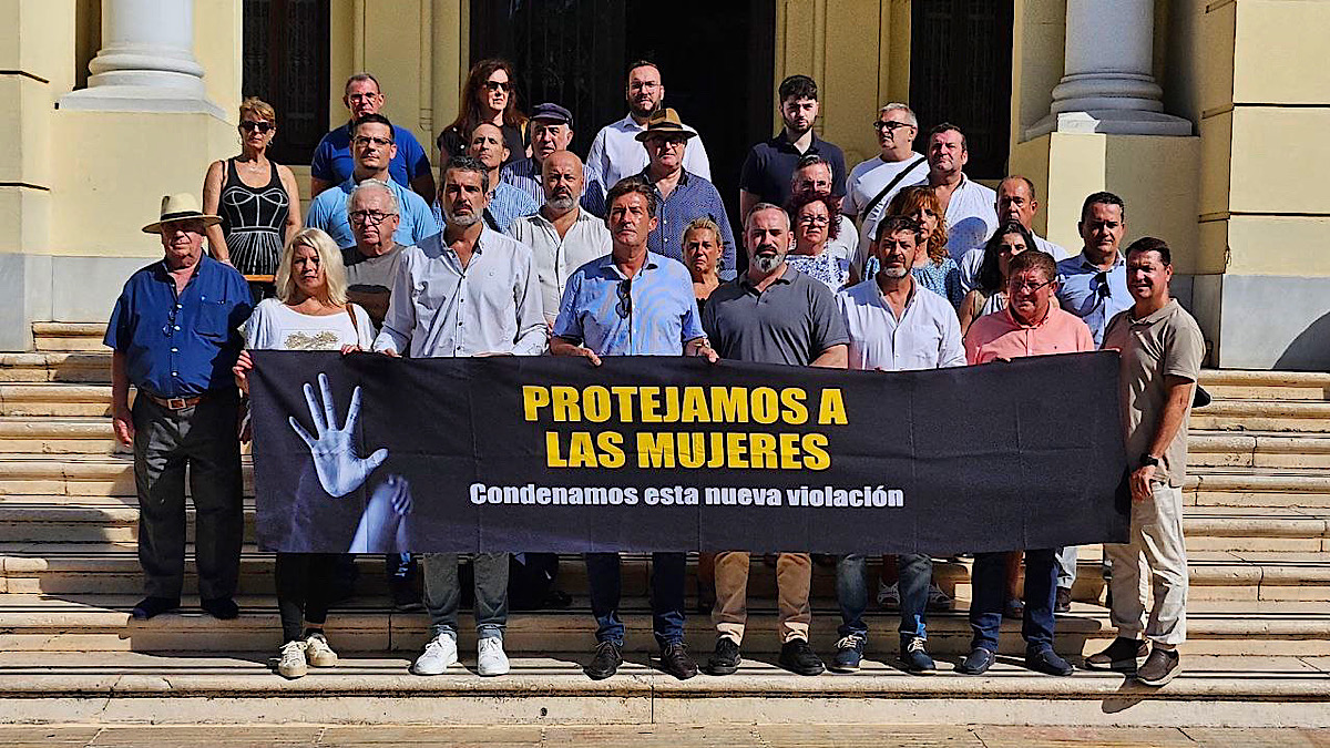 Miembros de VOX Málaga durante el minuto de silencio