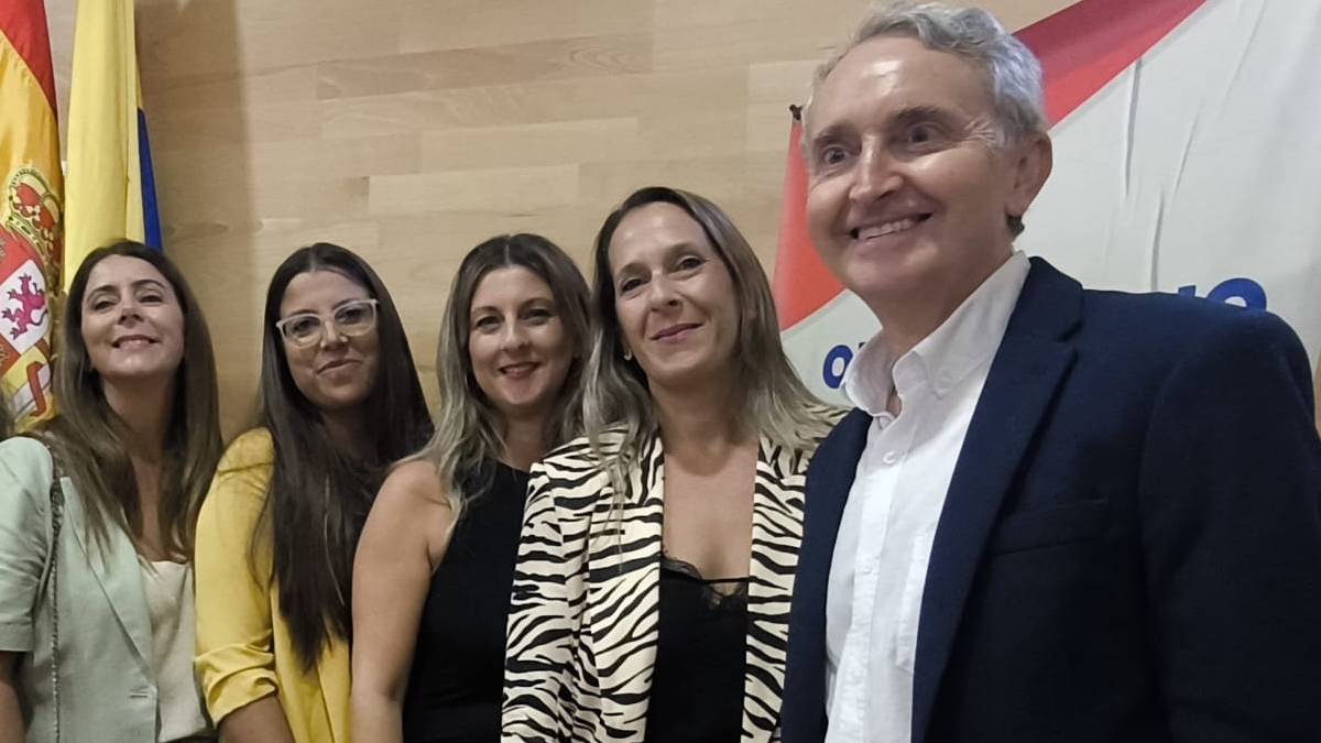 Tasende, junto a familiares de guardias civiles, en Algeciras