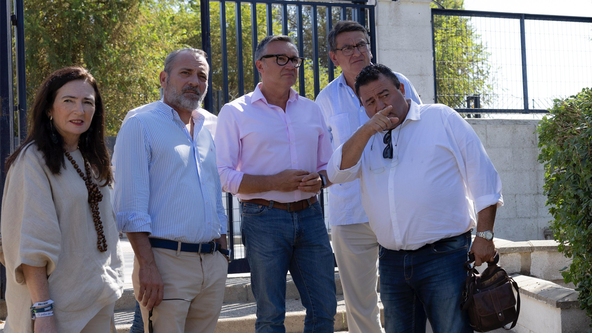 Manuel Gavira, portavoz del Grupo Parlamentario VOX en el Parlamento de Andalucia, durante una visita al IES La Ribera, en Almonte (Huelva)