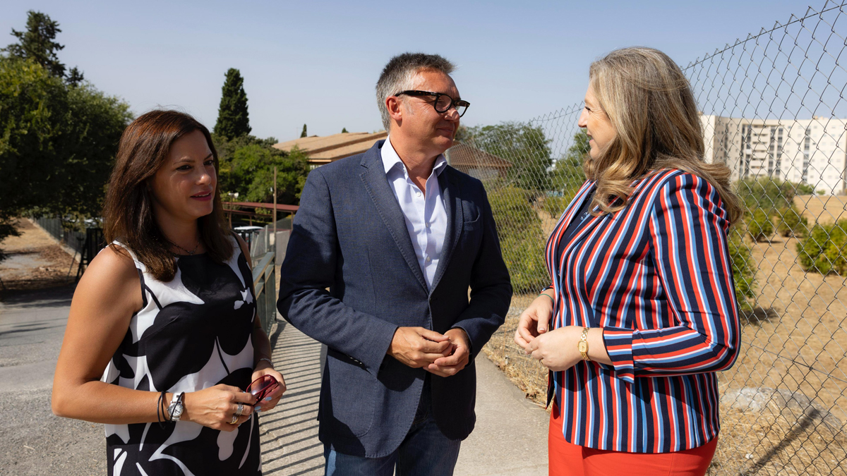 Manuel Gavira, portavoz del Grupo Parlamentario VOX en el Parlamento de Andalucia, durante visita a Granada junto a concejales del Grupo Municipal