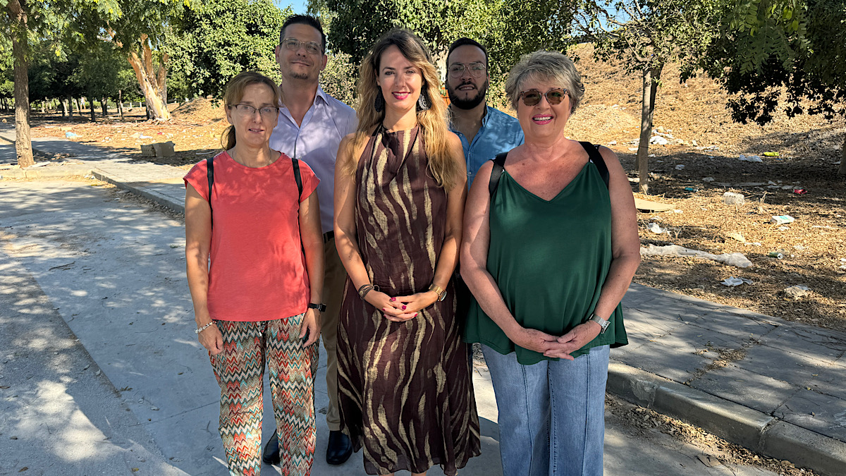 Yolanda Gómez junto a vecinos de La Loma de San Julián