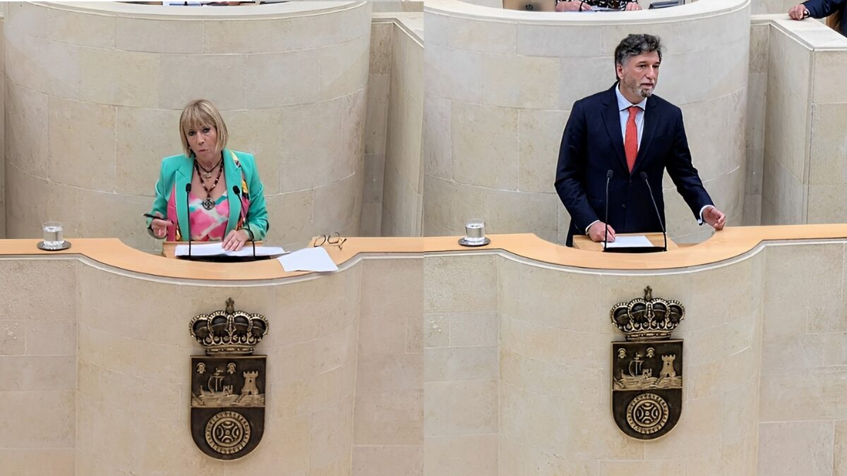 Natividad Pérez y Cristóbal Palacio en la tribuna del Parlamento de Cantabria