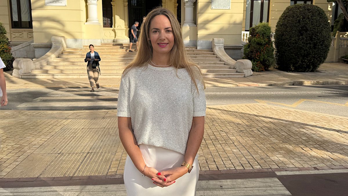 Yolanda Gómez, a las puertas del Ayuntamiento de Málaga
