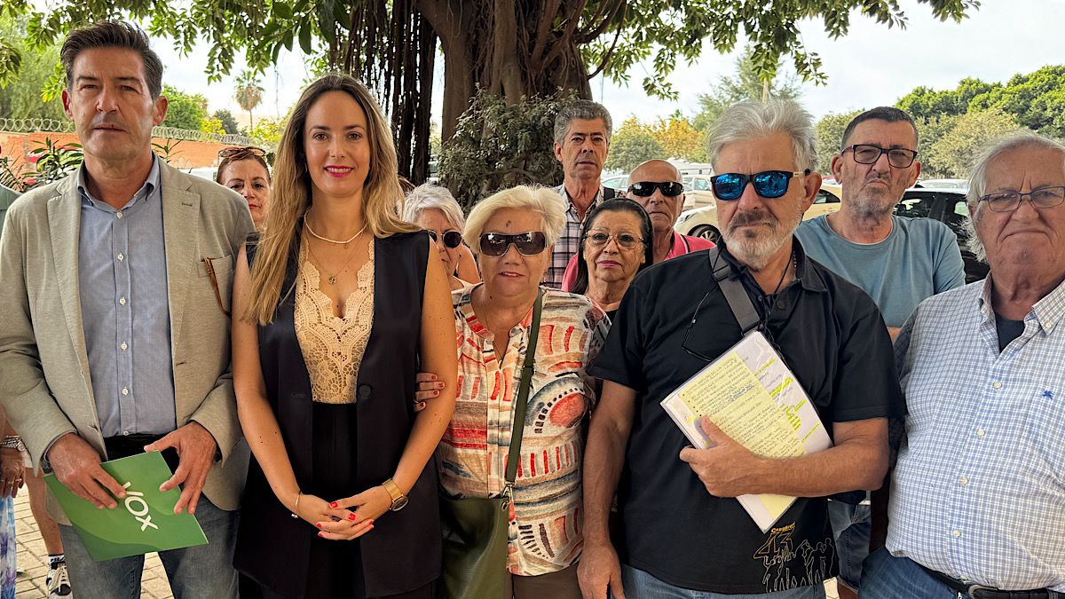 Antonio Alcázar y Yolanda Gómez, junto a vecinos de el barrio de "El Bulto"