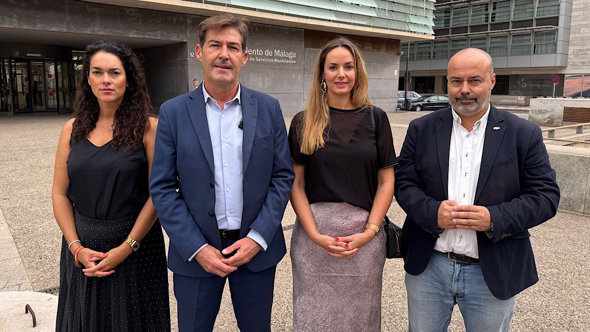 Antonio Alcázar y Yolanda Gómez, acompañados por Gema Palomo y José Miguel Gutiérrez, miembros de la Ejecutiva Provincial