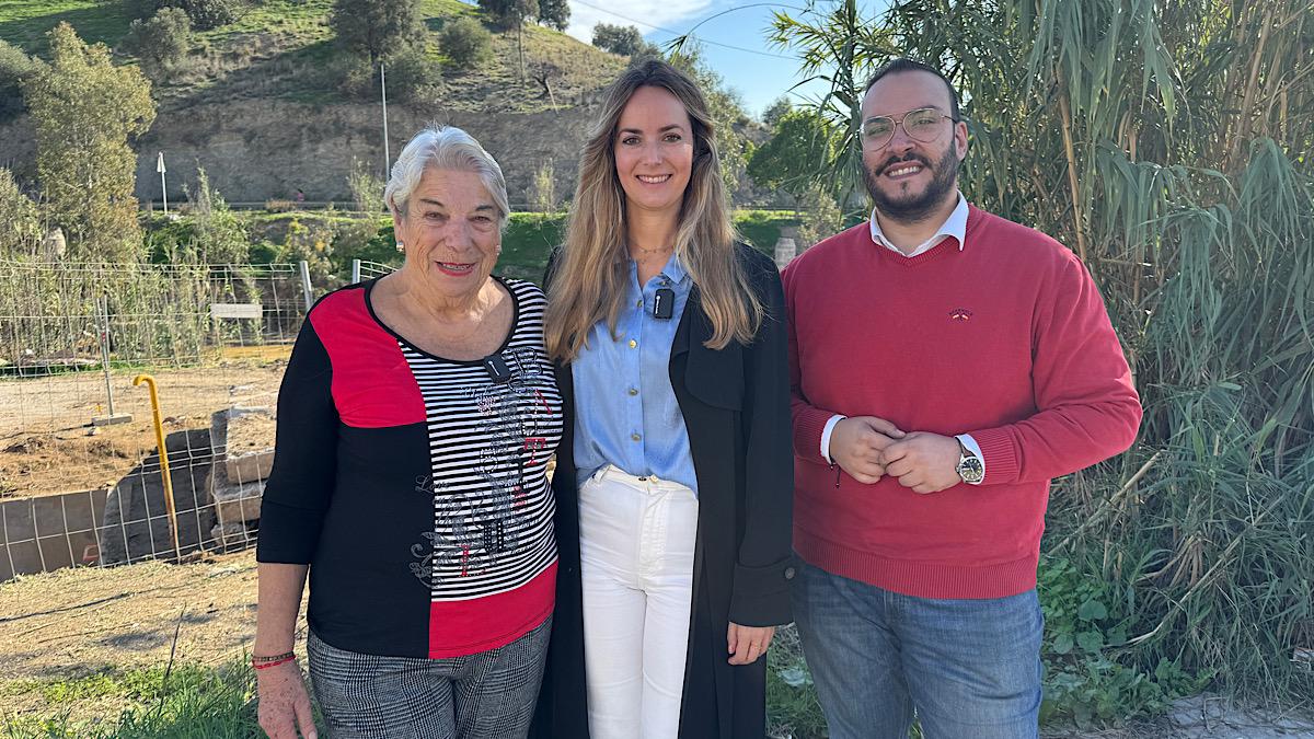 La concejal Yolanda Gómez junto a vecinos de Campanillas