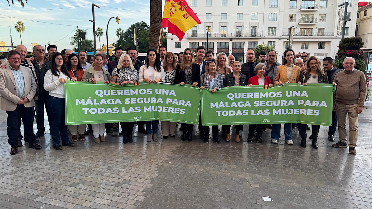 Miembros del Grupo Municipal VOX Málaga junto a diputados y afiliados en calle Larios
