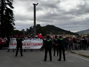 protestas de la izquierda radical abertzale a las puertas del Juzgado en Estella