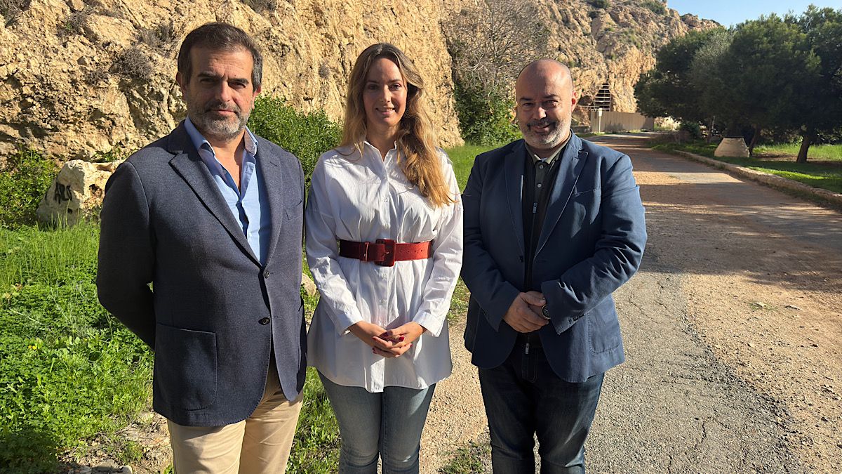 Antonio Sevilla, Yolanda Gómez y José Miguel Gutiérrez junto a la entrada de la Cueva de La Araña