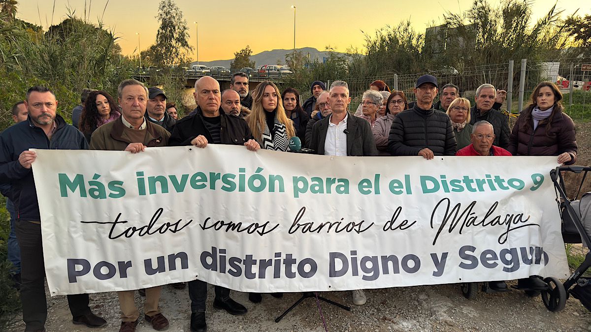 La concejal del Grupo Municipal VOX Málaga, Yolanda Gómez, junto a vecinos de Campanillas junto al polémico río