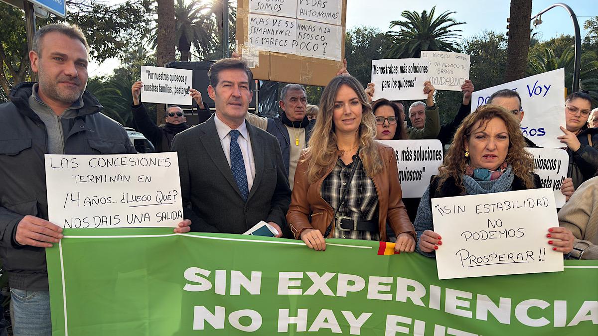 Concentración de los quiosqueros malagueños junto a Yolanda Gómez y Antonio Alcázar