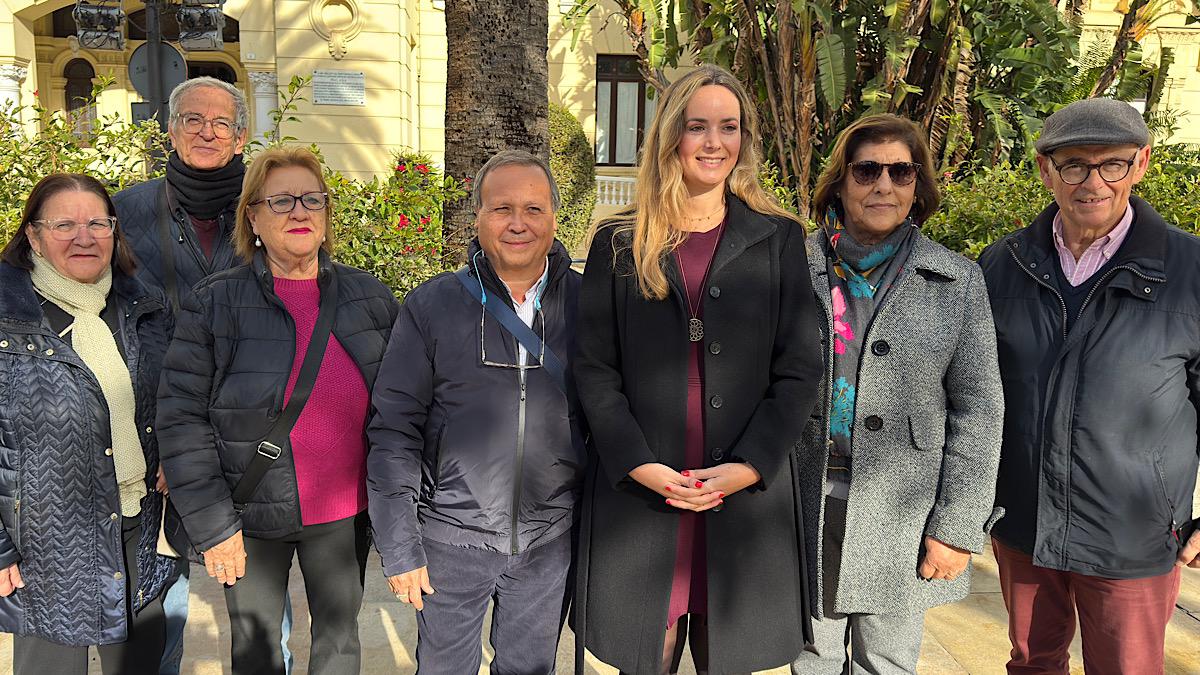 Yolanda Gómez acompañada por miembros de asociaciones de mayores malagueñas