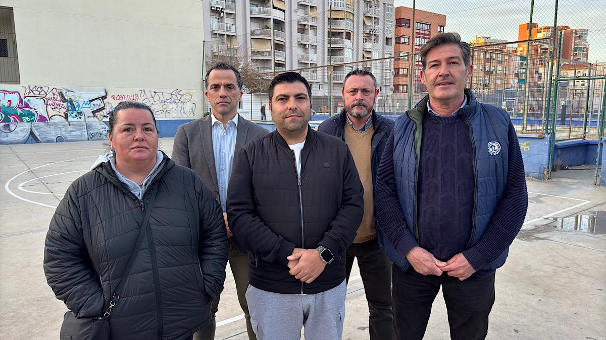 Antonio Alcázar junto a vecinos de la barriada de Las Delicias-Girón
