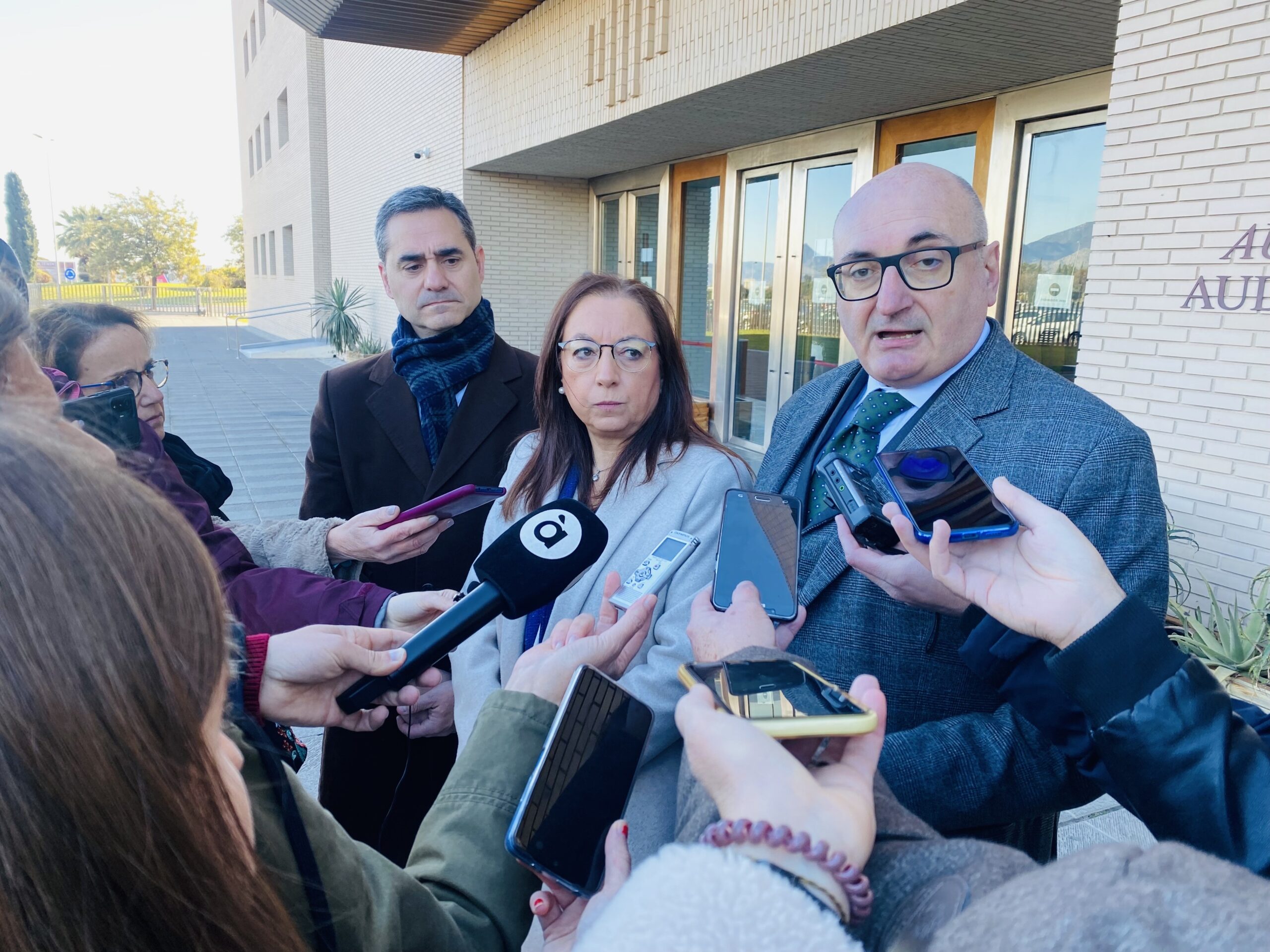 Llanos Massó y Cristóbal Caballero en los juzgados de Castellón.