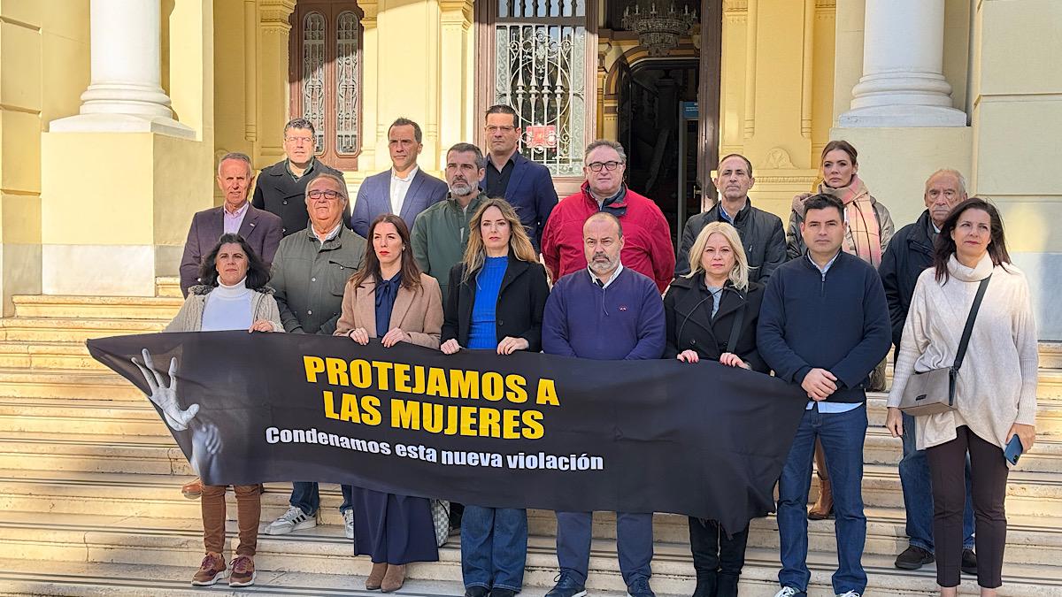 Minuto de silencio a las puertas del Ayuntamiento de la capital por la agresión sexual a una mujer el pasado mes de diciembre