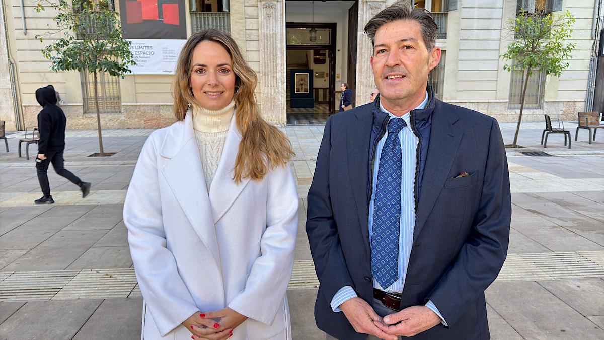 Yolanda Gómez y Antonio Alcázar a las puertas del Archivo Municipal