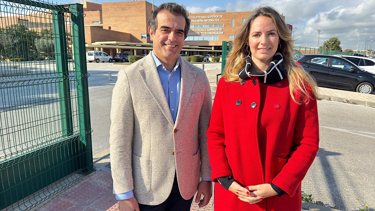 Antonio Sevilla y Yolanda Gómez, a las puertas de la Universidad de Ingeniería Informática