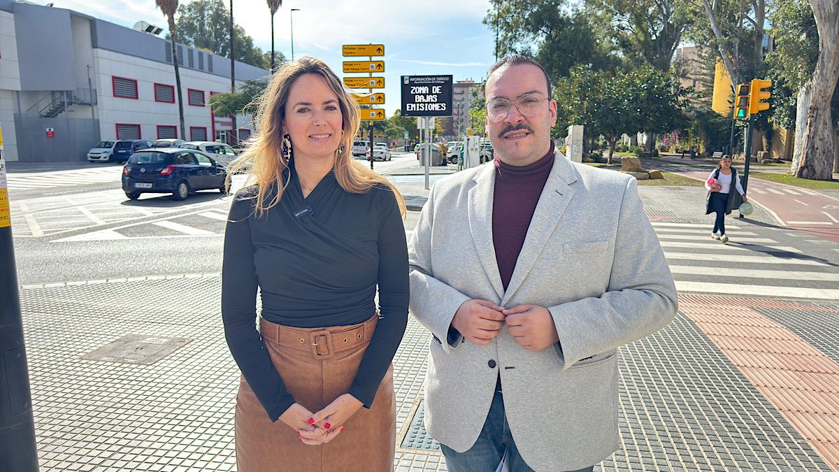 Yolanda Gómez junto a uno de los paneles que anuncia la ZBE