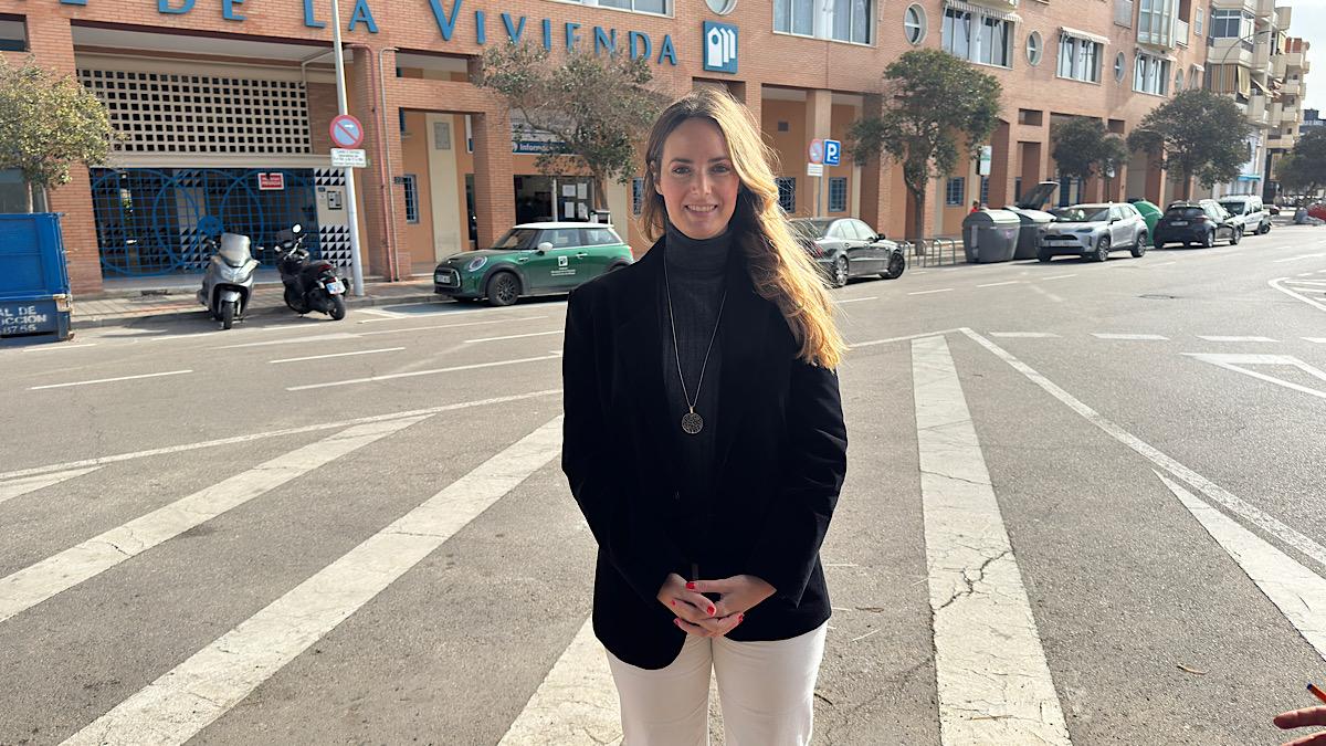 Yolanda Gómez, a las puertas del Instituto Municipal de la Vivienda