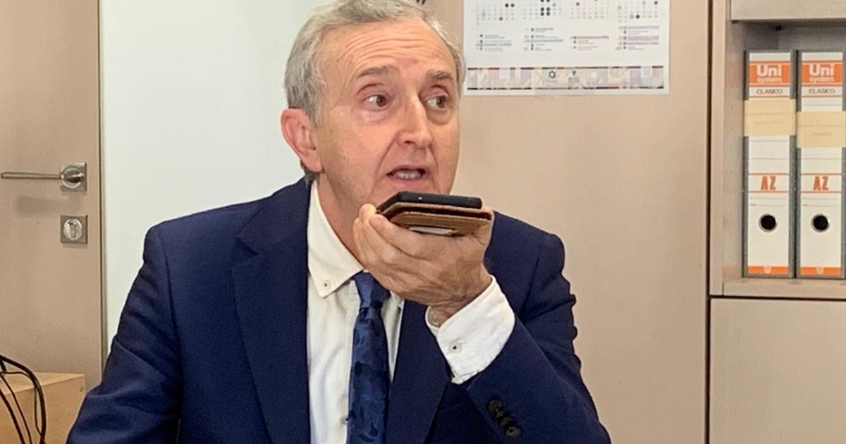 José Miguel Tasende, grabando un audio sobre el puslo entre PP y PSOE