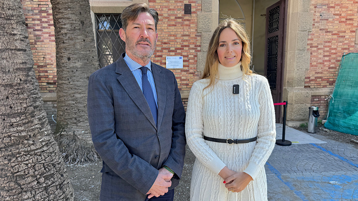 Antonio Alcázar y Yolanda Gómez, a las puertas de la sede de EMASA