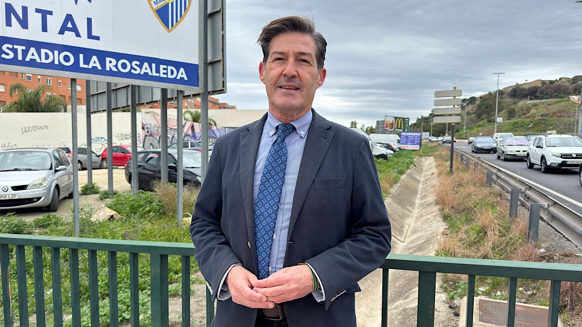 Antonio Alcázar junto a los aparcamientos en La Roca