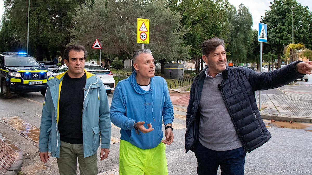 Antonio Sevilla y Antonio Alcázar, con vecinos en Campanillas