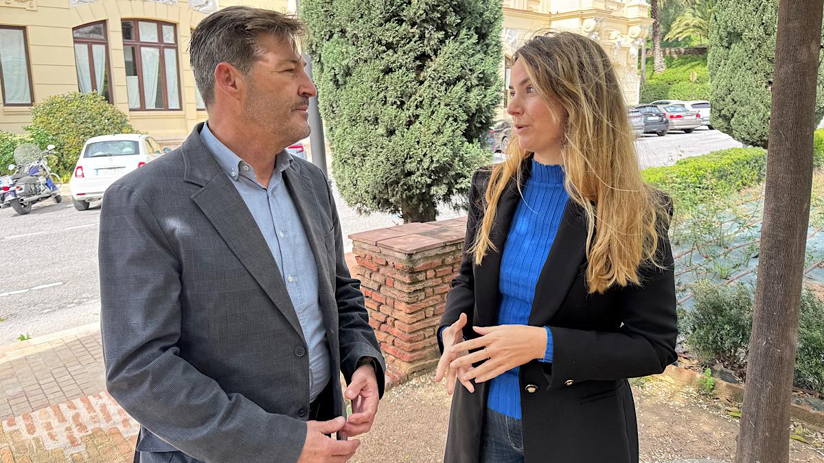 Yolanda Gómez y Antonio Alcázar, a las puertas del Ayuntamiento de Málaga
