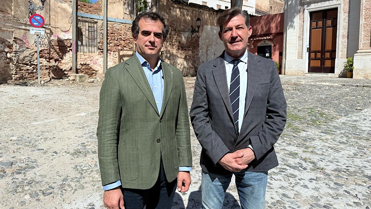 Antonio Sevilla y Antonio Alcázar junto al Convento de la Trinidad