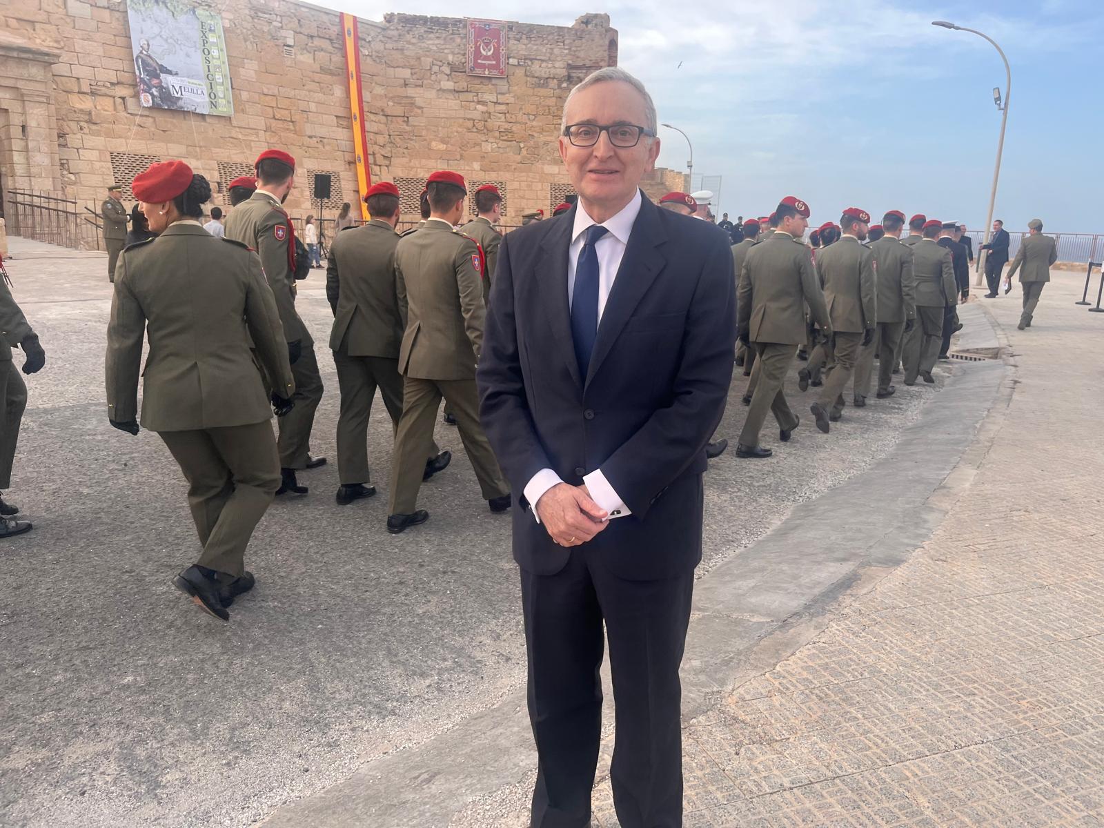Tasende, en el acto de arriado de bandera por el Levantamiento de Sitio de Melilla